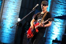 写真は日比谷野音プレミアムライブの模様。プレミアムという名のとおり、10周年を迎えるMONKEY MAJIKの魅力を存分に伝えた内容となった。