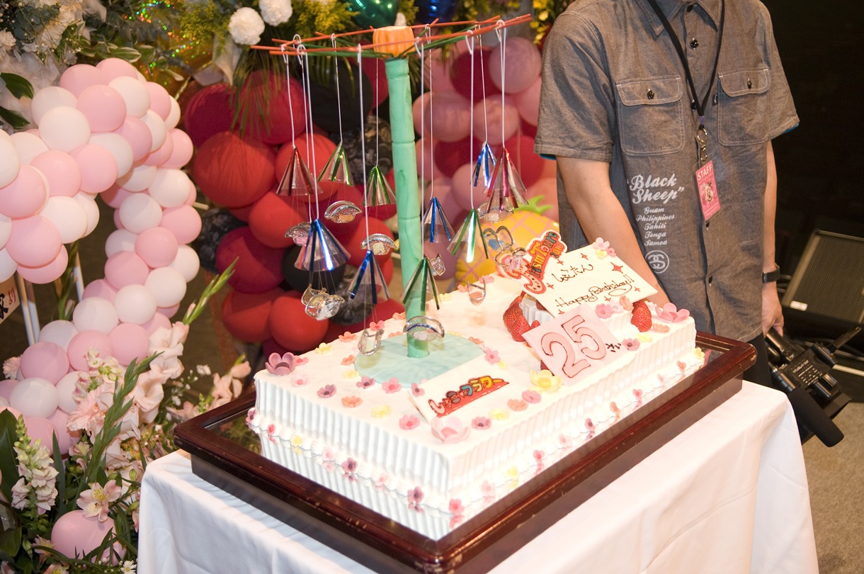 写真は「しょこフラワー」をかたどったケーキ。なお、本日のコンサートチケットを持っている人は「しょこフラワー」に無料で乗ることができる。