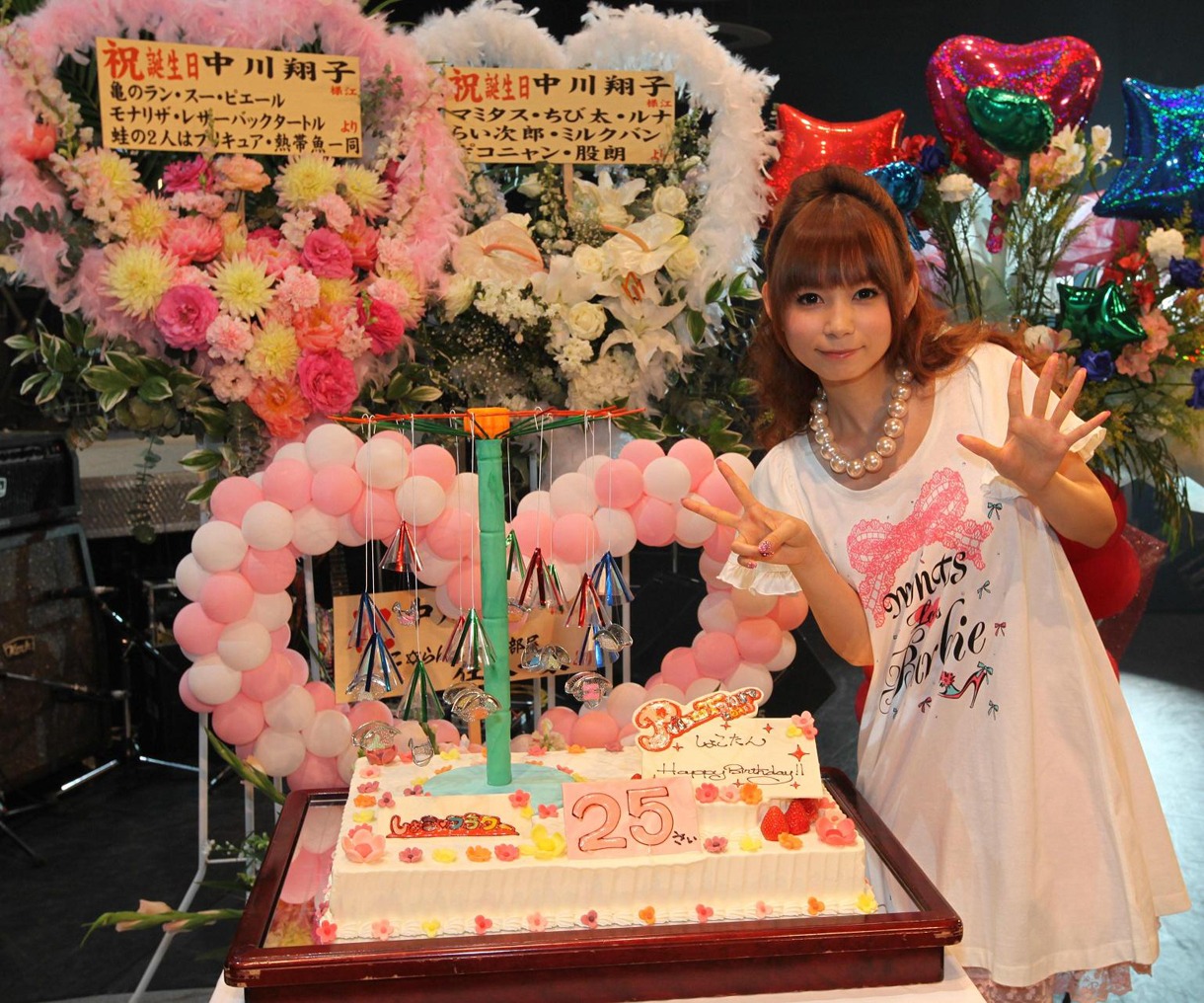 写真はライブ前に行われた記者会見の様子。しょこたんは自身のブランド「mmts」のシャツで登壇した。