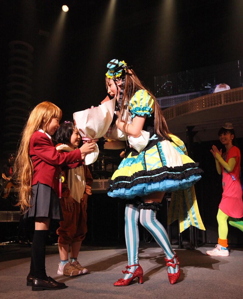 ちびっこたちから誕生日プレゼントを受け取るしょこたん。アニメ「とらドラ!」のキャラクター・逢坂大河の「リアル手乗りタイガー」ぶりに大興奮。