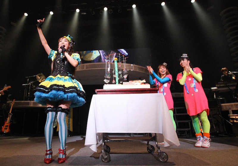 バースデーケーキは「しょこフラワー」を再現。なお、アンコールには後楽園遊園地キャラクターのドン・チャック&ララ、そしてスカシカシパンマンも祝福に駆けつけた。