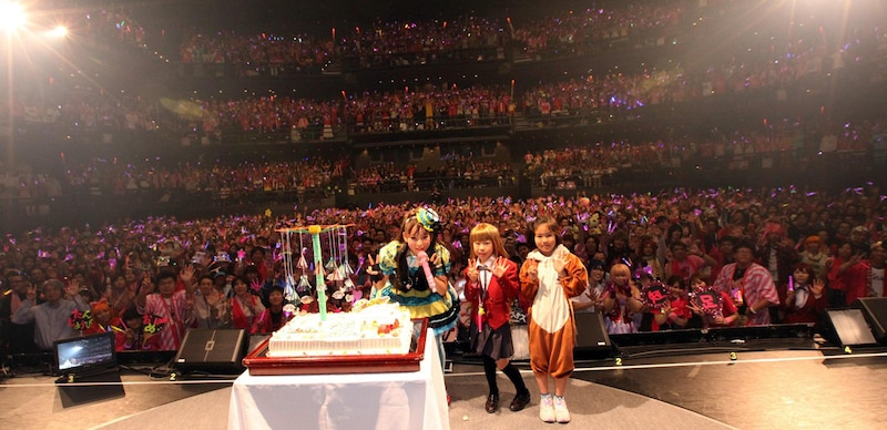 会場の貪欲なファンと一緒に記念撮影。