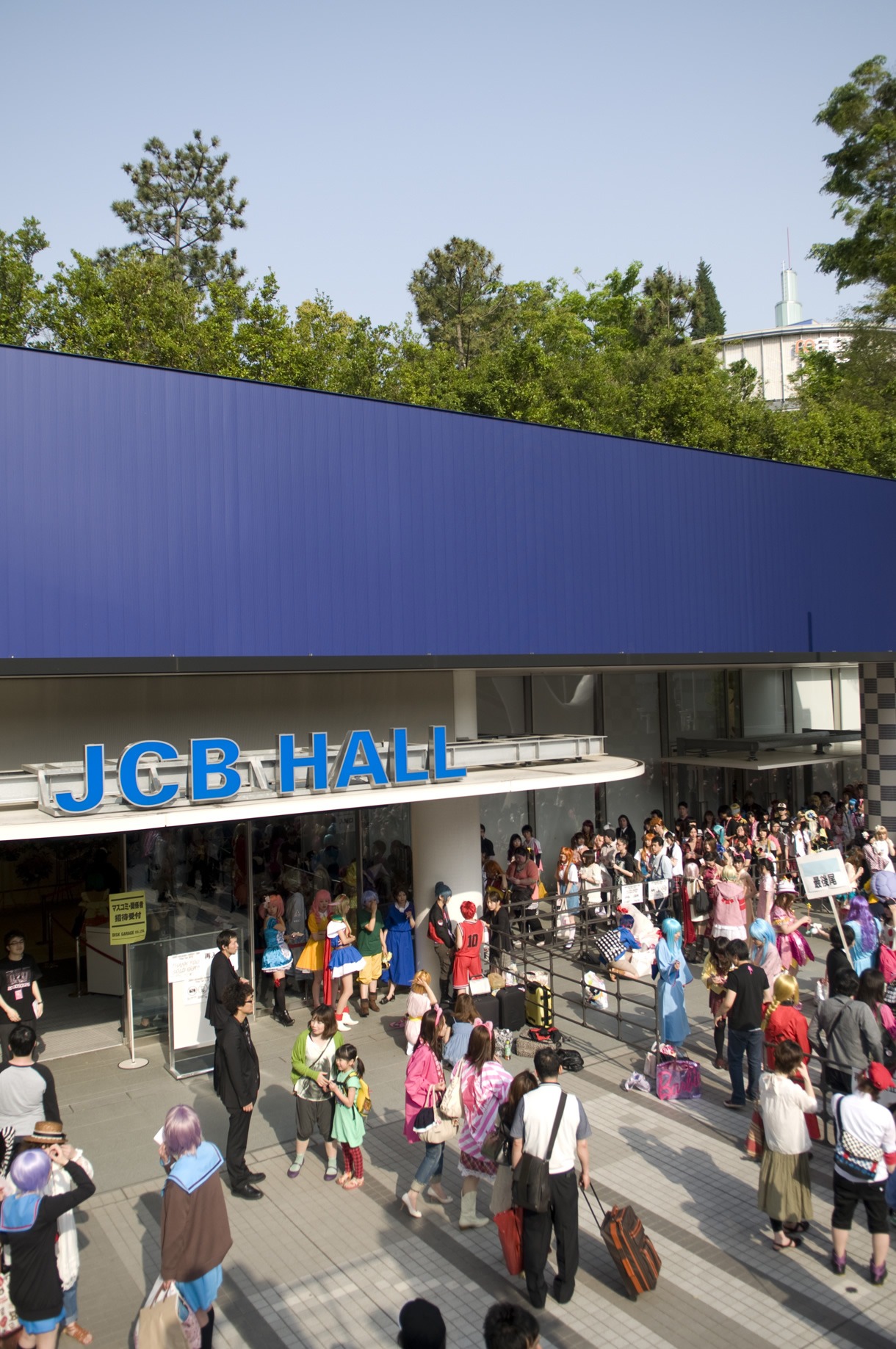 入場列にはさまざまなコスプレでしょこたんライブに挑むファンの行列が。