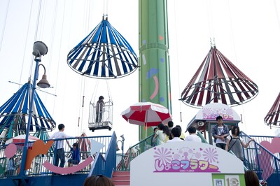 後楽園遊園地の名物アトラクション「スカイフラワー」もしょこたんの誕生日を祝して「しょこフラワー」に。普段は「大事な日は決まって雨が降る」というしょこたんだが、今回のツアーでは開催日すべて快晴だ。