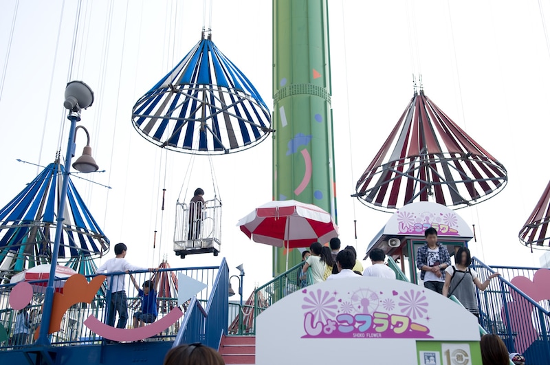 後楽園遊園地の名物アトラクション「スカイフラワー」もしょこたんの誕生日を祝して「しょこフラワー」に。普段は「大事な日は決まって雨が降る」というしょこたんだが、今回のツアーでは開催日すべて快晴だ。