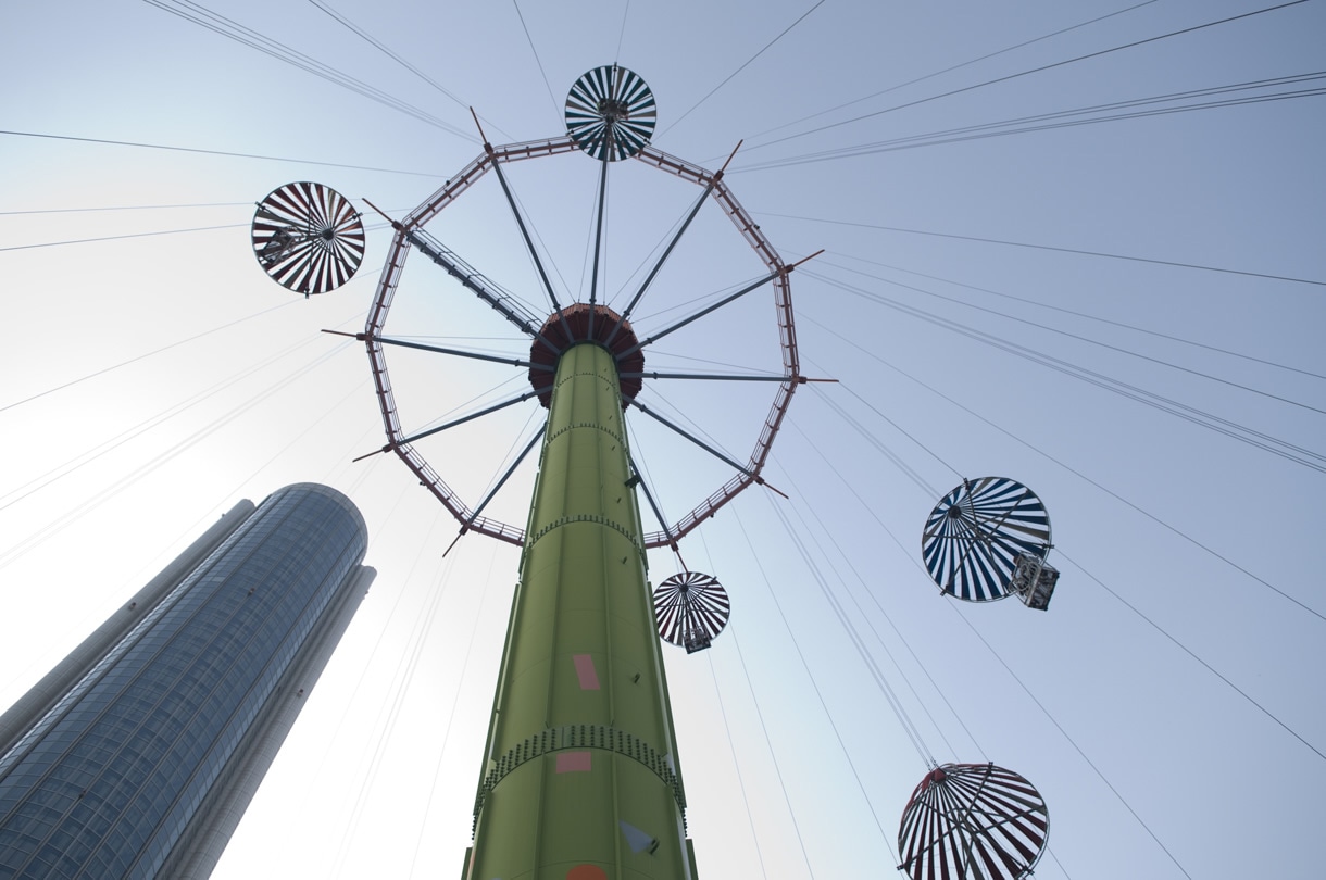 青空にそびえ立つしょこフラワー。