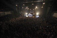 写真は「EXTRA-TERRITORIAL」東京公演の様子。