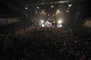 写真は「EXTRA-TERRITORIAL」東京公演の様子。