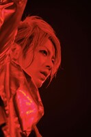 写真は「EXTRA-TERRITORIAL」東京公演の様子。