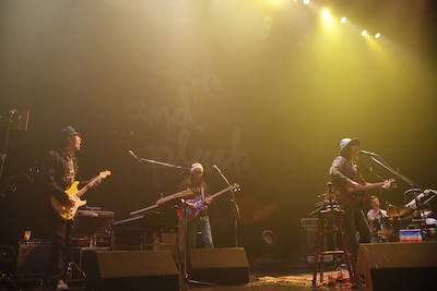 写真は左から堀江博久、高桑圭、Caravan、白根賢一（撮影：SUSIE）。