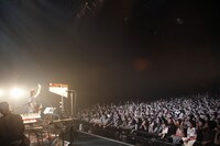 オーディエンスとのコール＆レスポンスを楽しむCaravan（撮影：SUSIE）。