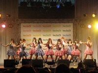 写真は「RIVER」を披露するAKB48。イベントにはこのほかJOY、石井竜也、フットボールアワーなども出演した。
