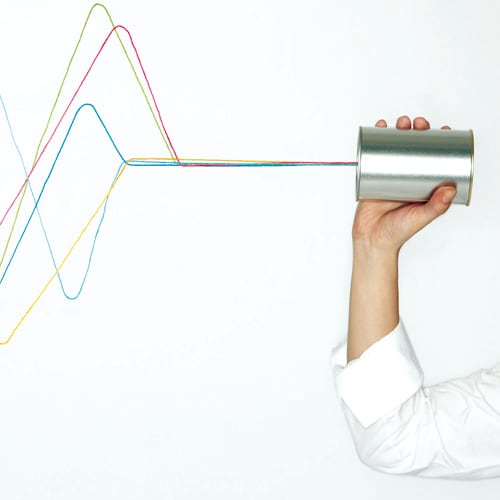 英語の「Hello?」が電話口では「もしもし？」という意味になることから、ジャケット（写真）には糸電話が登場。