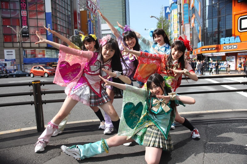 アキバの街に舞い降りたももいろクローバー。