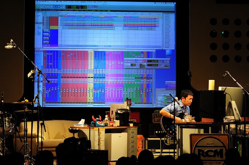 「ひとりカンタビレ」の生配信は明日のAX公演が最後になるとのこと。この機会をお見逃しなく(写真は3月15日の初日公演の模様)。