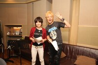 つるの剛士と岸谷香。岸谷はつるのの印象について「魚系の、やわらかい印象の方でした。初めてお会いしたときは座ってたので、レコーディングスタジオで、並んで立って話をしたら、背が高くてびっくりしました」と語っている。