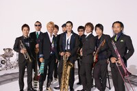 つるの剛士と東京スカパラダイスオーケストラ。谷中は12年前、友人と飲みに行った先で当時「ウルトラマンダイナ」を演じていたつるのと初対面。先に帰ったつるのの「明日も地球を守らなくちゃいけないんで、お先に失礼します！」というセリフが忘れられないとのこと。