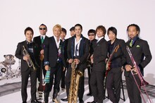 つるの剛士と東京スカパラダイスオーケストラ。谷中は12年前、友人と飲みに行った先で当時「ウルトラマンダイナ」を演じていたつるのと初対面。先に帰ったつるのの「明日も地球を守らなくちゃいけないんで、お先に失礼します！」というセリフが忘れられないとのこと。