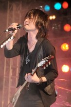 「ARABAKI ROCK FEST.10」のステージに立つ川島道行（Vo,G）。アルバムリリース後には全国ツアーも予定されている。