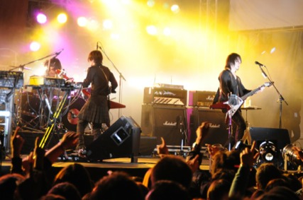 写真は5月1日の「ARABAKI ROCK FEST.10」でのライブの模様。「BACK ON MY FEET」「KICK IT OUT」など、アンコールを含めて7曲が披露された。