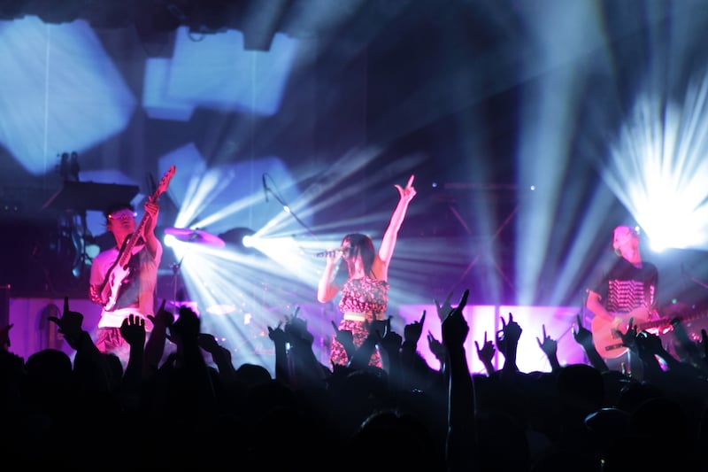 写真は5月5日「Aira Mitsuki LiVE in LIQUIDROOM 2010」の様子。彼女はライブ翌日にTwitterで「なんかライブ撮られてたんだけど…」と謎のつぶやきを残している。