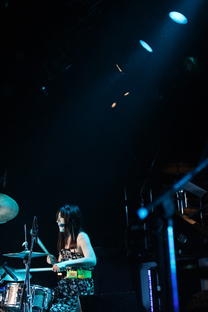 生ドラムを叩きまくるアイラ。