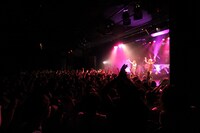 アイラの熱いパフォーマンスに熱狂するファン。