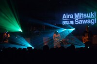 セクシーな背中を惜しげもなく披露するアイラ。