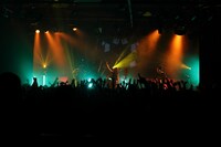 生バンドをバックにノリノリで拳を振り上げるアイラ。