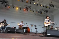 アコースティックツアー「GREEN MIND 2010」のバンド編成でのステージ。