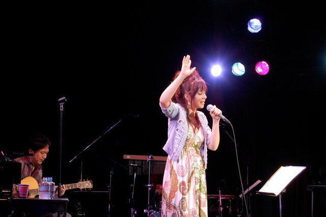 岡本真夜は1995年5月10日に「TOMORROW」でメジャーデビュー。5月26日に15周年記念ベストアルバム「My Favorites」をリリースする