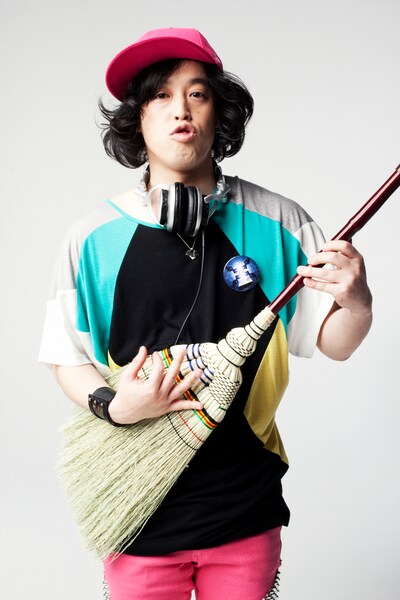 あふれるロック魂をホウキにぶつけるDJやついいちろう。