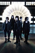 アンコールのMCでガラ（Vo/写真中央）は「メリーは今年、10周年目に入るんですが……さらに進化すべく、新しい場所に行こうと思います」と宣言。その言葉どおり精力的な活動が期待できそうだ。