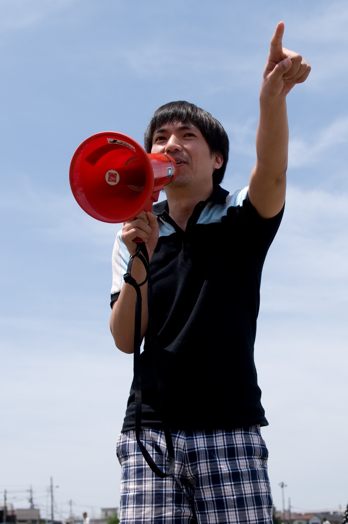 ふかわは早朝5時までラジオ「ROCKETMAN SHOW」の生放送に出演。ほとんど寝ない中、炎天下のイベントに参加した。