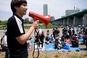 拡声器を使って集まったファンに話しかけるふかわ。