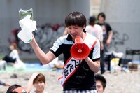 参加者が持参したアイテムをひとつひとつ紹介するふかわ。