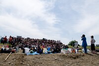 乾杯後には参加者全員による記念撮影も。明らかに昨年よりも人が多い。