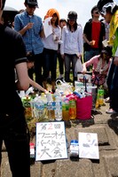 持ち寄ったアイテムのうち、バーベキューで使うもの以外を1カ所に集めることに。