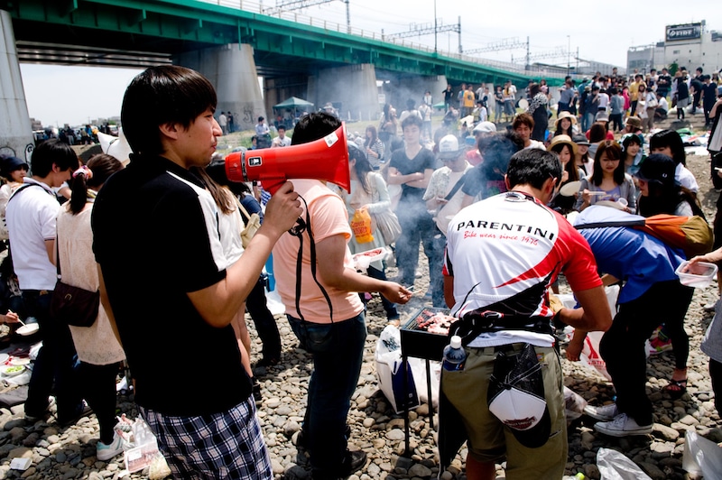 バーベキューでは有志たちが進んで調理を分担。