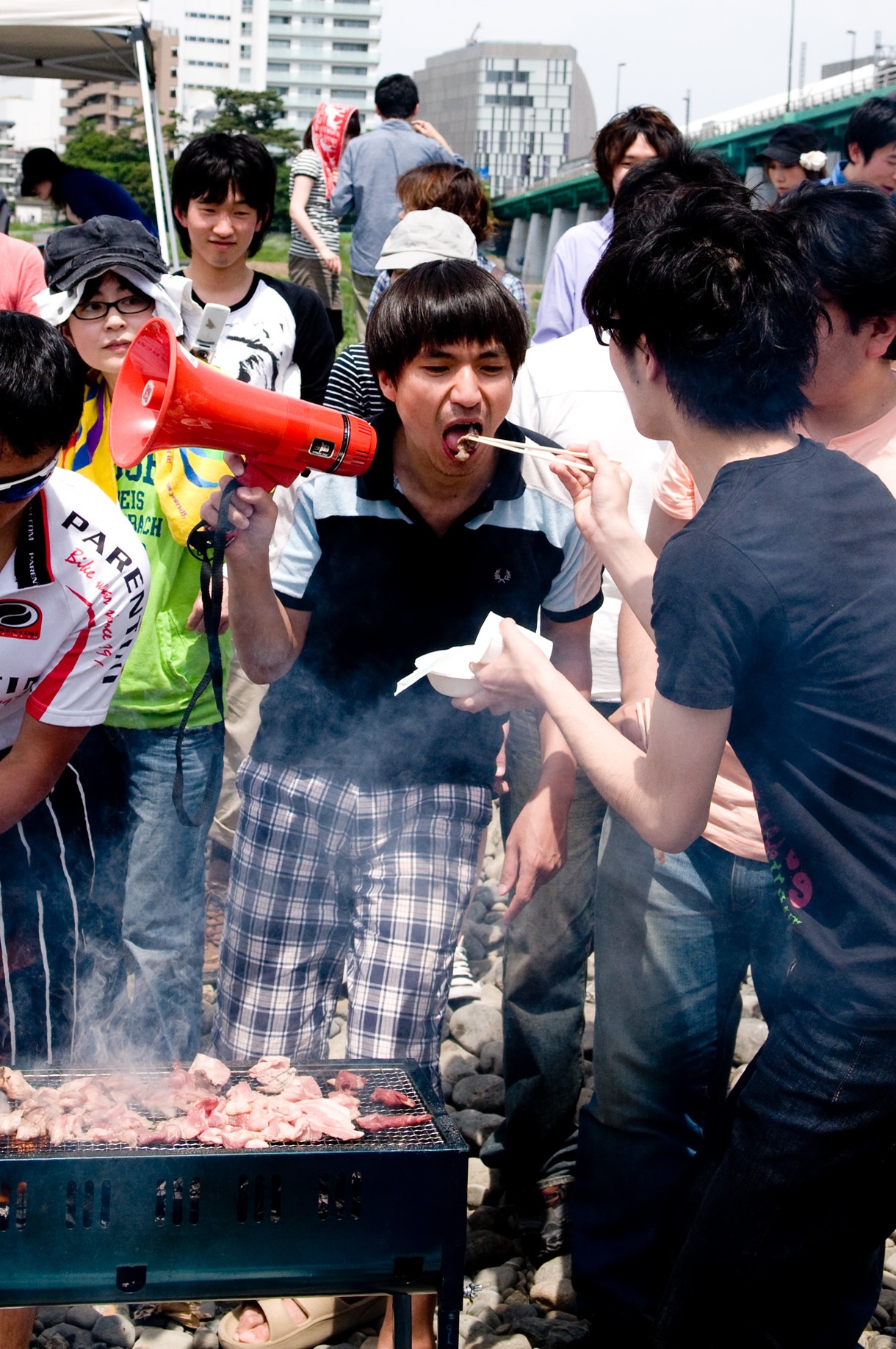 ファンがふかわに焼き加減をチェックしてもらう、微笑ましい場面も。