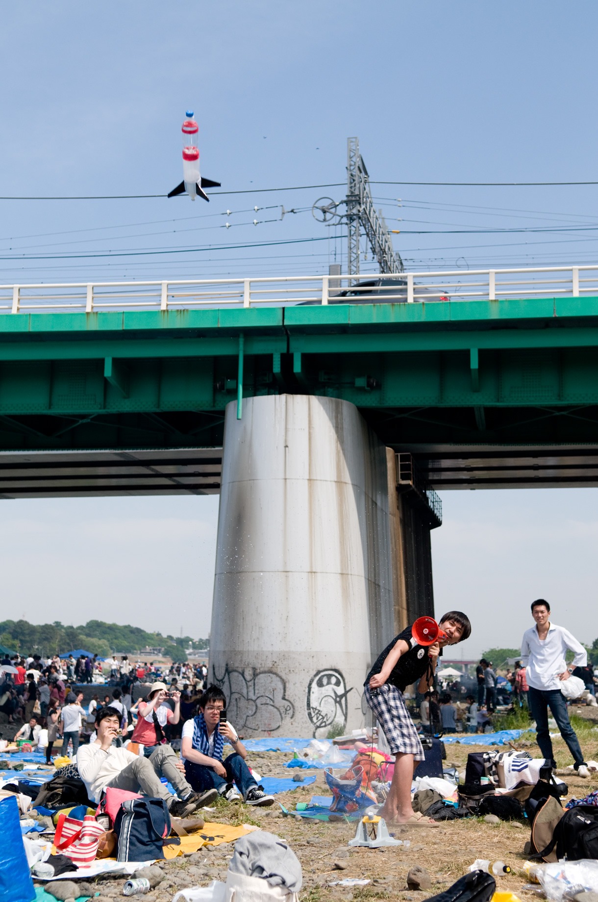 ペットボトルロケットで遊ぶふかわ。