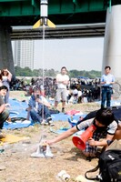 ペットボトルロケットで遊ぶふかわ。