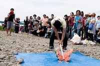 スイカ割りの様子。「ROCKETMAN SHOW」スタッフが見事割ることに成功。