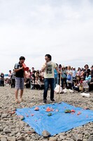 スイカ割りの様子。