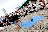 スイカ割りの様子。ふかわも見事割ることに成功した。