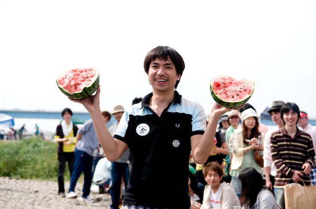 昨年は何度かトライしたスイカ割りも、今年は一発で割ることができたふかわりょう。