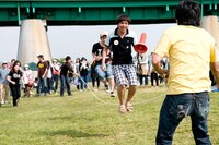 大縄飛びでは自ら進んで輪の中に入っていったふかわ。