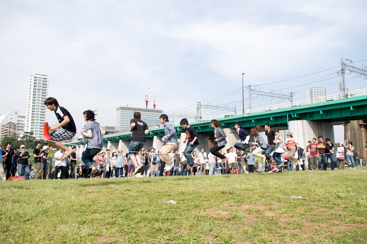 長縄飛びの様子。