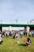 再びペットボトルロケットで遊ぶふかわ。