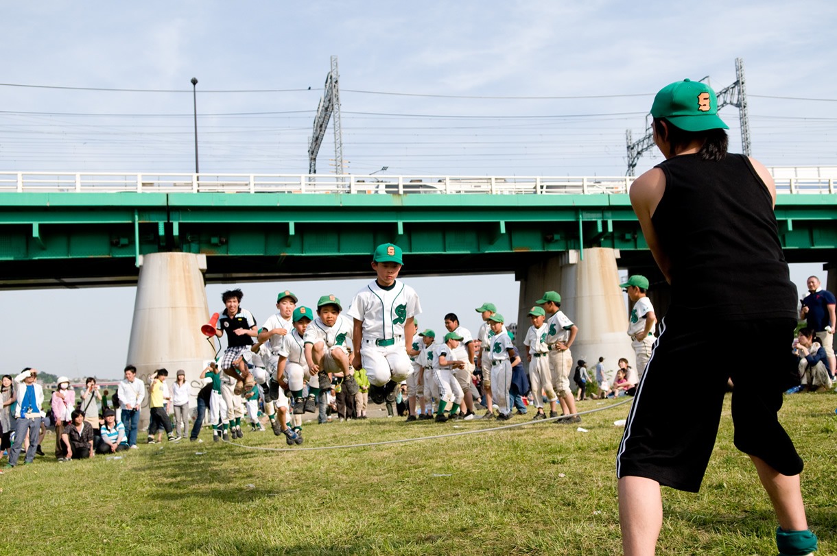 そのまま少年野球チームも長縄跳びに参加。